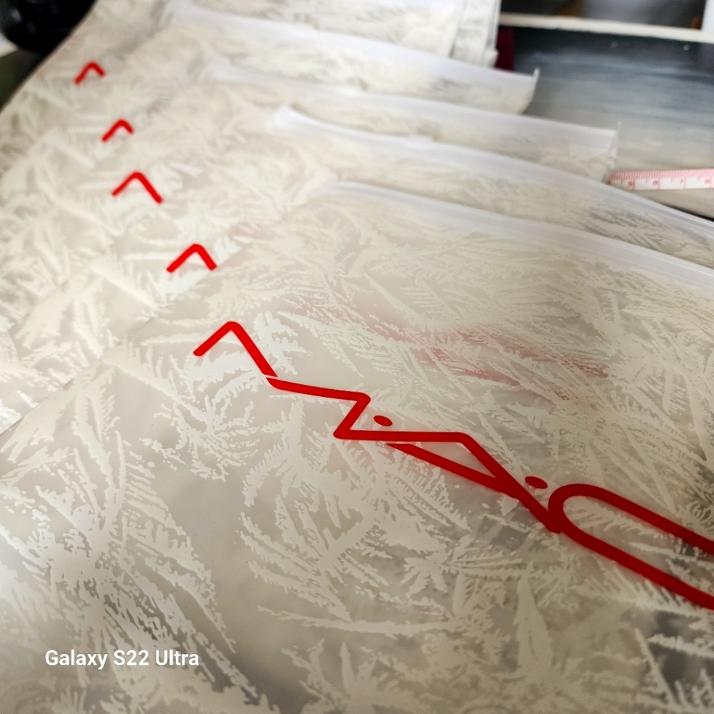 MAC zipper travel bagsWhite and Red Designer Bags 3 For 10$ water resisent NEW